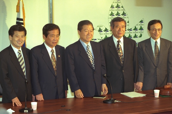 1996년 김대중 당시 국민회의 총재가 당직 개편 인선을 단행한 직후의 모습. 왼쪽부터 정동영 대변인, 박상천 총무, 김대중 총재, 한광옥 사무총장, 이해찬 정책위의장. [중앙포토]