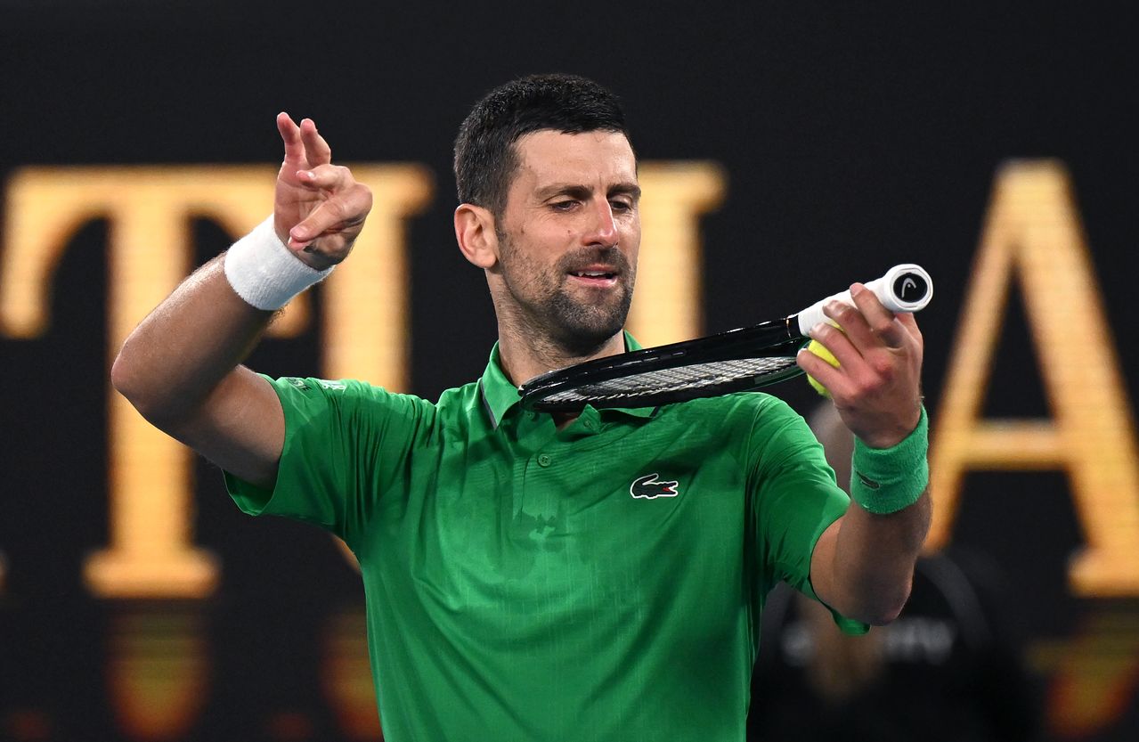 400승 달성 후 바이오른 연주 세리머니를 펼치는 조코비치. EPA=연합뉴스