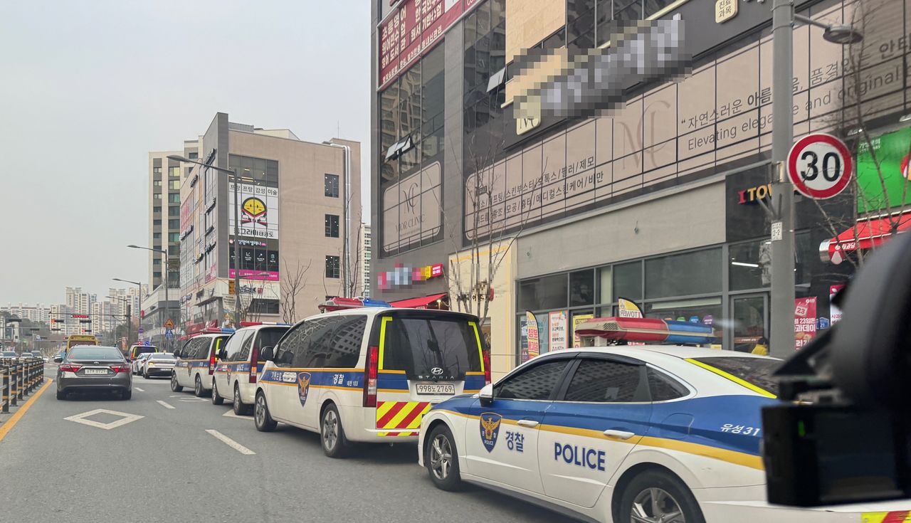 지난 23일 오후 대전시 유성구 상대동의 상가건물 1층에 위치한 금거래소에서 금 절도 사건이 발생하자 출동한 경찰이 현장을 조사하고 있다. [사진 독자]