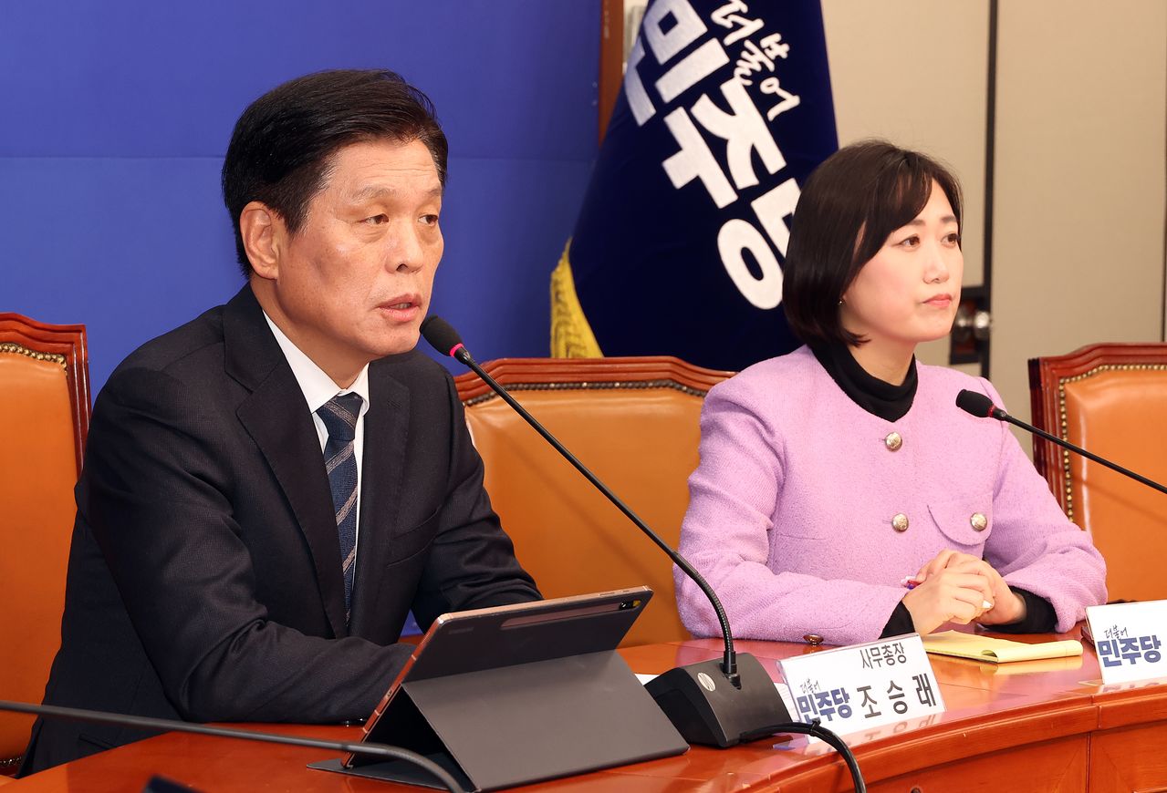 조승래 더불어민주당 사무총장(왼쪽)이 25일 국회에서 현안 관련 기자 간담회를 열고 있다. 오른쪽은 백승아 원내대변인. 연합뉴스