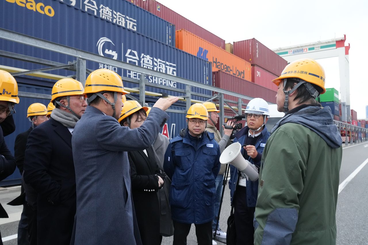 오영훈 제주지사를 중심으로 한 방문단은 23일 규슈 후쿠오카현 하카타(博多)항을 찾아 여객·물류 복합 운영 체계와 크루즈 수용 능력, 친환경 항만 정책을 중심으로 항만청 관계자들과 실무 교류를 진행했다. 사진 제주도 