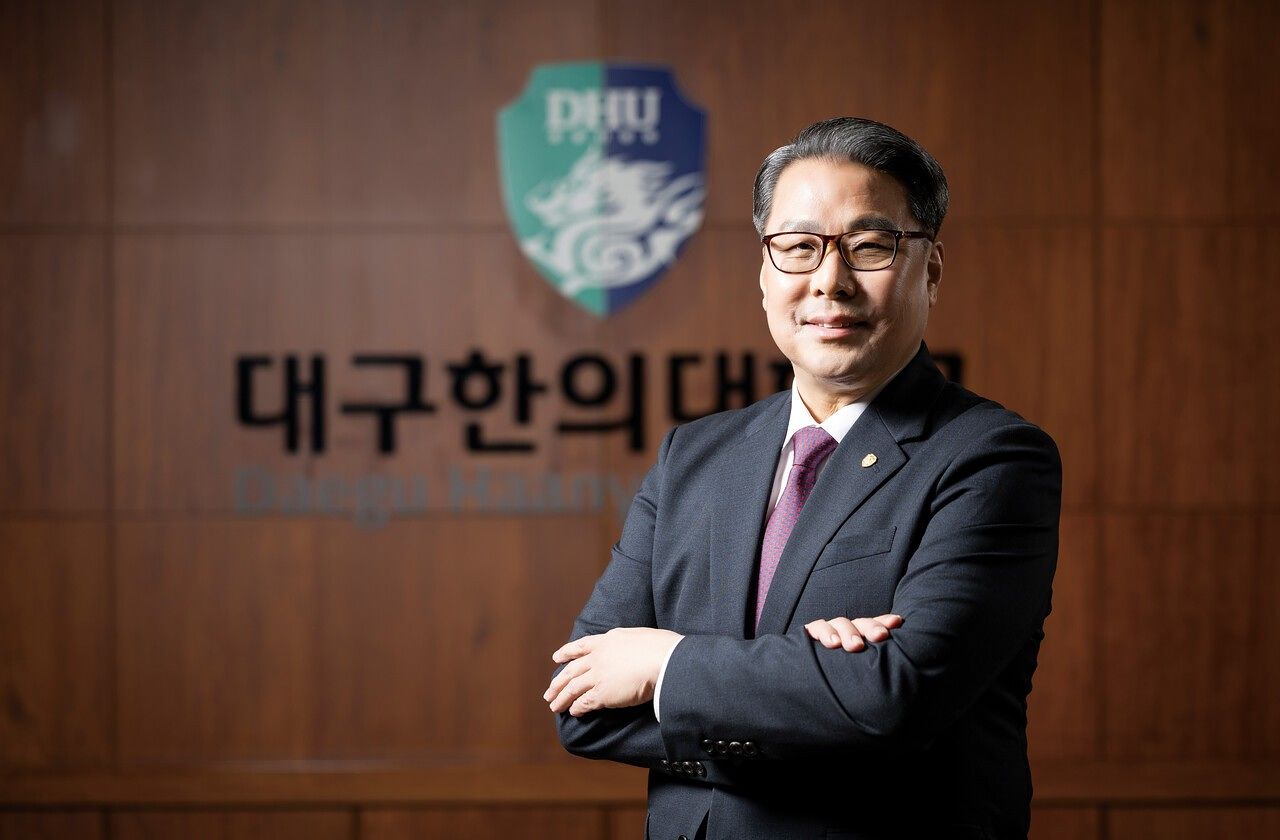 변창훈 대구한의대 총장이 2025년 12월 3일 월간중앙과 인터뷰한 뒤 기념 촬영을 하고 있다. 