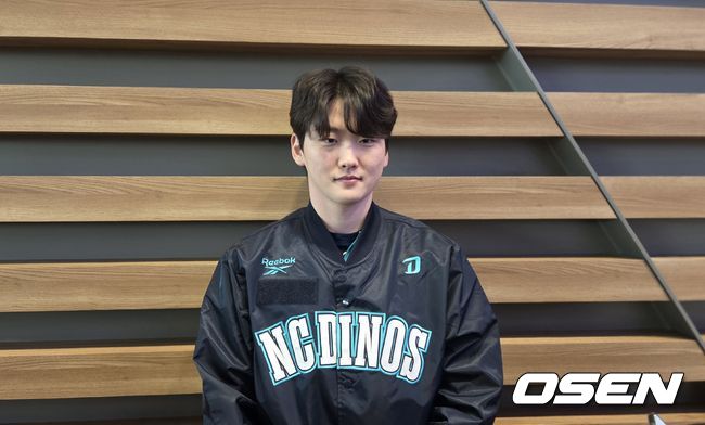 [OSEN=인천공항, 한용섭 기자]프로야구 NC 다이노스 투수 전사민이 미국 애리조나로 스프링캠프 출국에 앞서 취재진과 인터뷰를 하고 있다. /orange@osen.co.kr