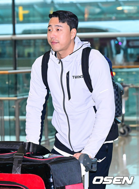 [OSEN=인천공항, 최규한 기자] 프로야구 LG 트윈스가 2026 시즌을 준비하기 위해 23일 오후 인천공항을 통해 미국 스프링캠프로 출국했다. LG는 2월22일까지 미국 애리조나에서 1차스프링캠프를 펼친다. 염경엽감독과코칭스태프18명,주장 박해민을 비롯한 선수40명이 담금질에 나선다. LG 정우영이 출국장에 들어서고 있다. 2026.01.23 / dreamer@osen.co.kr