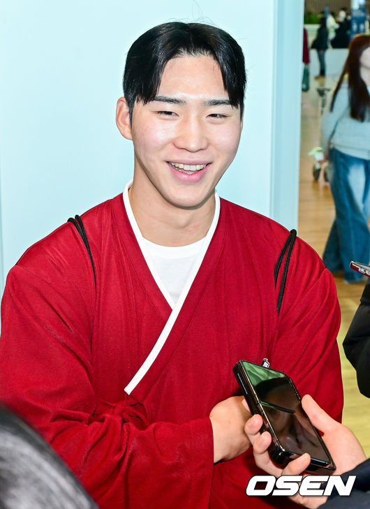 [OSEN=인천공항, 최규한 기자] 프로야구 키움 히어로즈가 2026 시즌을 준비하기 위해 22일 오전 대만 가오슝으로 출국했다.키움은 22일부터 3월 7일까지 총 45일간 대만 가오슝에서 2026시즌을 위한 스프링캠프에 돌입한다. 이번 캠프에는 설종진 감독을 포함한 코칭스태프 12명과 선수 48명 등 총 60명이 참가한다.키움 이주형이 출국을 앞두고 취재진과 질의응답 시간을 갖고 있다. 2026.01.22 / dreamer@osen.co.kr