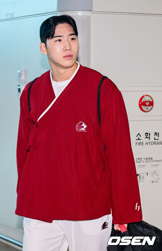 [OSEN=인천공항, 최규한 기자] 프로야구 키움 히어로즈가 2026 시즌을 준비하기 위해 22일 오전 대만 가오슝으로 출국했다.키움은 22일부터 3월 7일까지 총 45일간 대만 가오슝에서 2026시즌을 위한 스프링캠프에 돌입한다. 이번 캠프에는 설종진 감독을 포함한 코칭스태프 12명과 선수 48명 등 총 60명이 참가한다.키움 이주형이 출국장에 들어서고 있다. 2026.01.22 / dreamer@osen.co.kr