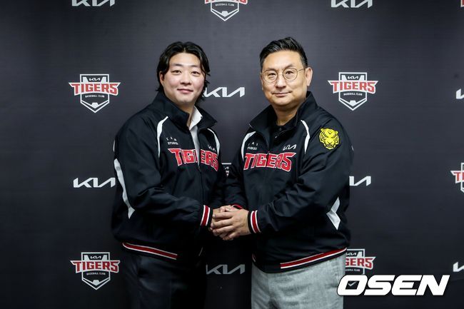 KIA 타이거즈는 21일 좌완투수 김범수와 계약 기간 3년, 계약금 5억원, 연봉 12억원, 인센티브 3억원 등 총액 20억원 FA 계약을 발표했다. KIA 타이거즈거즈