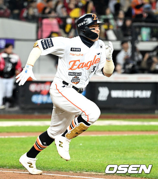 [OSEN=대전, 이대선 기자] 30일 대전 한화생명볼파크에서 2025 신한 SOL Bank KBO리그 포스트시즌 한국시리즈 4차전 한화 이글스와 LG 트윈스의 경기가 열렸다.이날 경기에 한화는 와이스를, LG는 치리노스를 선발투수로 내세웠다. 3회말 1사에서 한화 손아섭의 땅볼을 치고 그라운드를 달리고 있다. 2025.10.30 /sunday@osen.co.kr