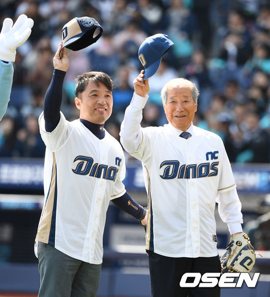 [OSEN=창원, 지형준 기자] 23일 오후 창원NC파크에서 열린 '2019 신한은행 MY CAR KBO리그 개막전' NC 다이노스와 삼성 라이온즈의 경기, 식전행사에서 NC 김택진 구단주와 김성길 원로가 시포, 시구를 마치고 인사를 하고 있다. /jpnews@osen.co.kr
