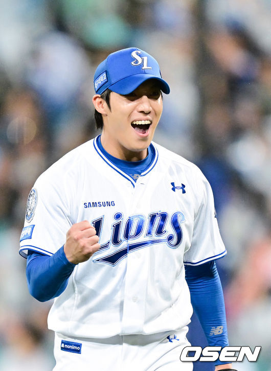 [OSEN=대구, 박준형 기자] 13일 대구 삼성라이온즈파크에서 ‘2025 신한 SOL뱅크 KBO리그’ 준플레이오프(5전 3선승제) 3차전 삼성 라이온즈와 SSG 랜더스의 경기가 열렸다삼성은 원태인, 방문팀 SSG은 드류 앤더슨을 선발로 내세웠다.5회초 이닝종료 후 삼성 선발투수 원태인이 환호하고 있다.    2025.10.13 / soul1014@osen.co.kr