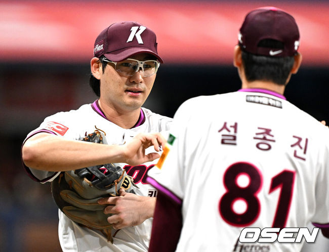 [OSEN=고척, 이대선 기자] 프로야구 최하위 키움 히어로즈가 1위 LG 트윈스에 뼈아픈 패배를 안겼다.키움은 9일 서울 고척스카이돔에서 열린 ‘2025 신한은행 SOL Bank KBO리그’ LG와의 경기에서 11-2로 승리했다.경기 종료 후 키움 임지열이 설종진 감독대행과 승리의 기쁨을 나누고 있다. 2025.09.09 /sunday@osen.co.kr