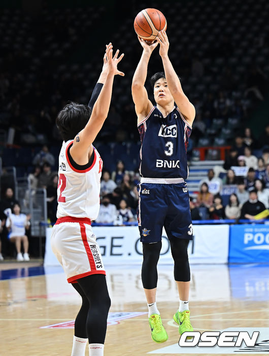 [OSEN=부산, 이석우 기자] 25일 부산 사직체육관에서 2025-2026 LG전자 프로농구 부산 KCC와 서울 SK의 경기가 열렸다.부상자 복귀에도 완전한 경기력을 회복하지 못한 KCC와 강행군 속 주전 안영준까지 이탈한 SK가 정상 전력이 아닌 상태로 맞대결을 펼친다.부산 KCC 허웅이 서울 SK 오재현의 마크를 피해 3점슛을 시도하고 있다. 2026.01.25 / foto0307@osen.co.kr