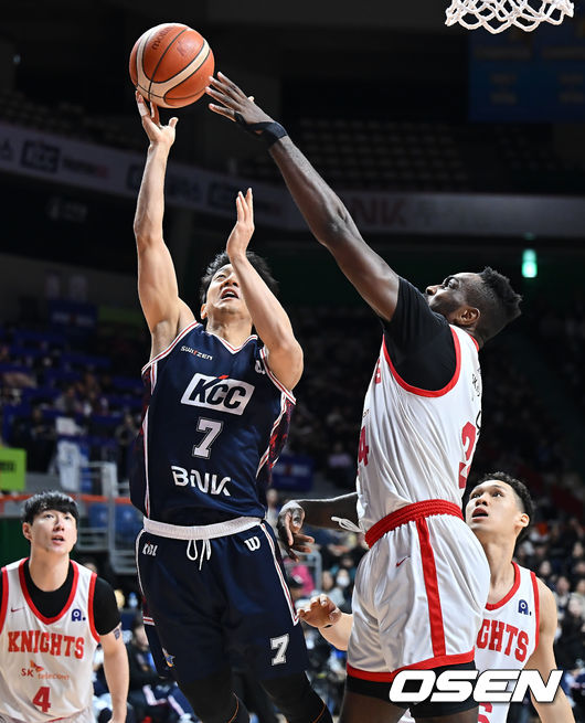 [OSEN=부산, 이석우 기자] 25일 부산 사직체육관에서 2025-2026 LG전자 프로농구 부산 KCC와 서울 SK의 경기가 열렸다.부상자 복귀에도 완전한 경기력을 회복하지 못한 KCC와 강행군 속 주전 안영준까지 이탈한 SK가 정상 전력이 아닌 상태로 맞대결을 펼친다.부산 KCC 허훈이 서울 SK 자밀 워니의 마크를 피해 골밑슛을 시도하고 있다. 2026.01.25 / foto0307@osen.co.kr