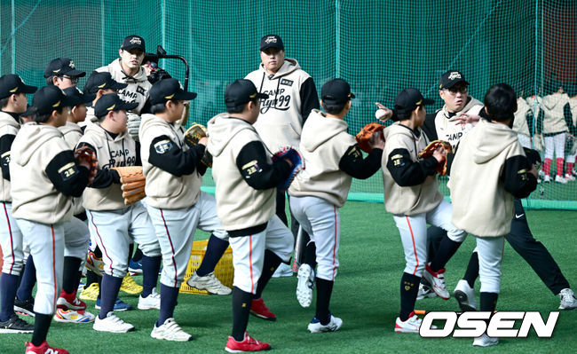 [OSEN=서산, 최규한 기자] 17일 충남 서산시 한화이글스2군훈련장에서 ‘제2회 2025 류현진재단 유소년 야구캠프 CAMP RYU99’가 열렸다.지난해 이어 두 번째 개최되는 CAMP RYU99에는 대전·충남 지역 초등학교 야구부 5학년 학생 50명이 참가했다. 이날 야구캠프는 류현진 이사장을 비롯해양의지(두산 베어스), 황재균(KT 위즈),박건우(NC 다이노스),오지환(LG 트윈스), 강백호, 문동주, 문현빈(이상 한화 이글스), 장민재, 김진영(이상 전 한화 이글스), 장세홍 전문 트레이너 등 총 11명의 전·현직 야구선수 및 코치가 참여해 유소년 선수들을 지도하며 뜻깊은 시간을 가졌다.한화 류현진-장민재-문동주가 유소년 선수들을 지도하고 있다. 2025.12.17 / dreamer@osen.co.kr