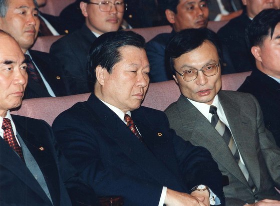 의원 시절의 이해찬 부의장과 김대중 당시 총재. 중앙포토 