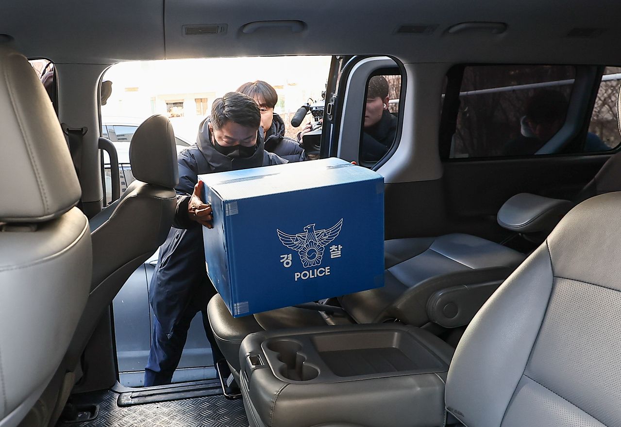 서울경찰청 공공범죄수사대 수사관들이 24일 '공천헌금 의혹'의 핵심 인물인 김경 서울시의원의 서울 강서구 화곡동 주거지를 압수수색 후 압수품을 챙겨 나서고 있다. 뉴스1