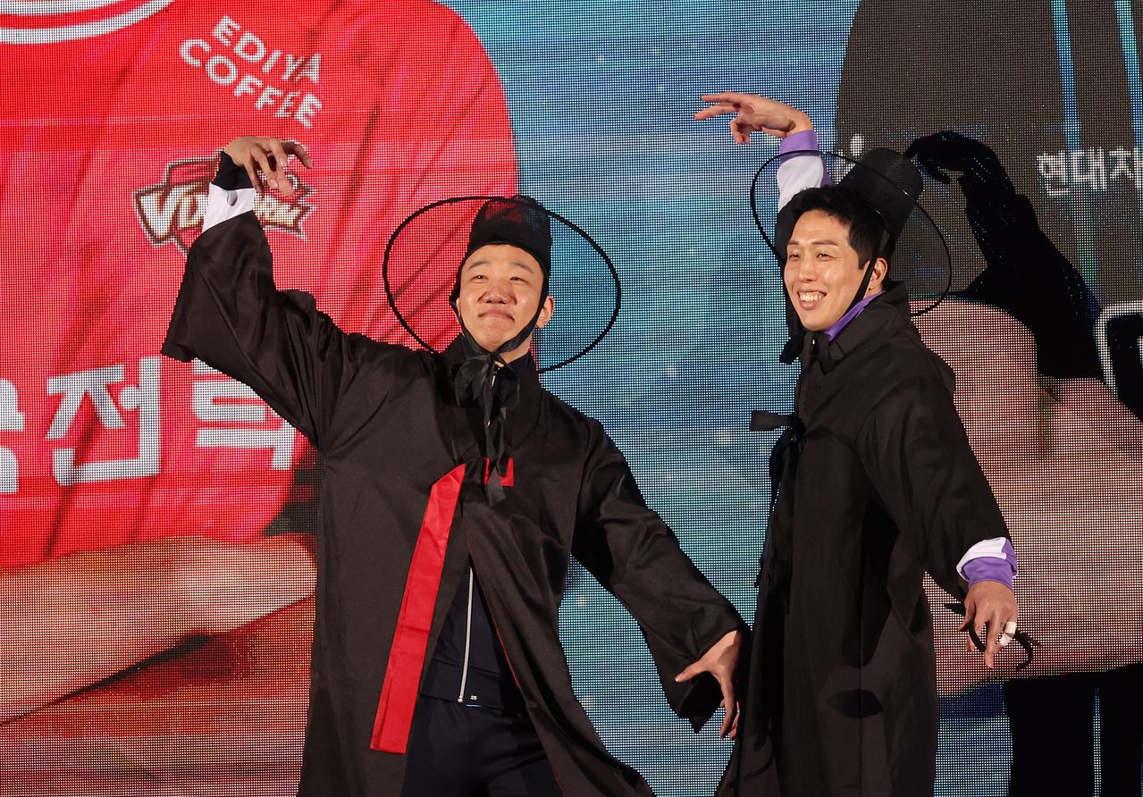 25일 강원 춘천시 호반체육관에서 열린 프로배구 '진에어 2025~2026 V-리그 올스타전'에서 한국전력 신영석(왼쪽)과 현대캐피탈 최민호가 저승사자 차림으로 입장해 포즈를 취하고 있다. [연합뉴스]