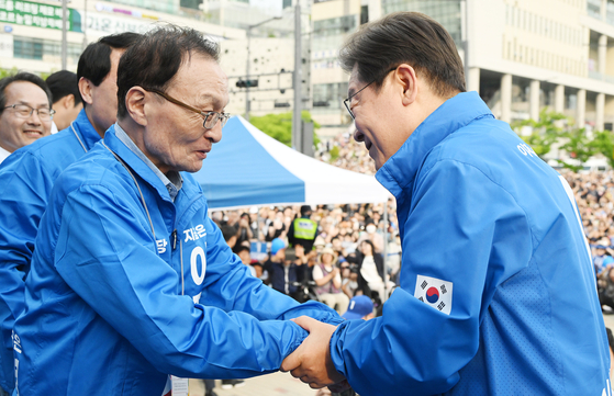 이재명 대통령(당시 대선 후보)이 지난해 5월 대선을 사흘 앞두고 세종 유세에 앞서 이해찬 민주당 상임고문과 인사하고 있다. 김성룡 기자