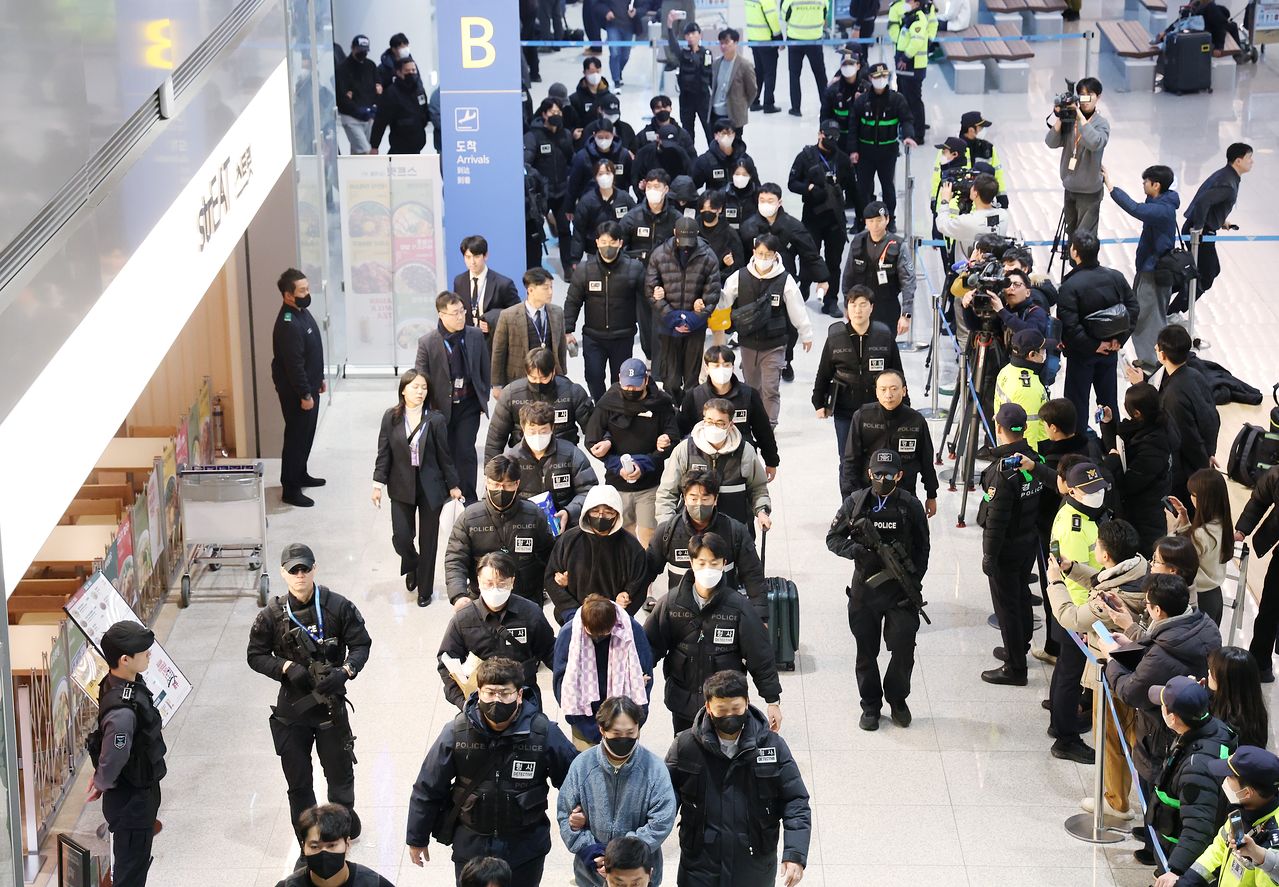 지난 23일 캄보디아에서 범행을 저지른 한국인 범죄 조직원들이 국내로 송환돼 수사기관으로 압송되고 있다. 연합뉴스