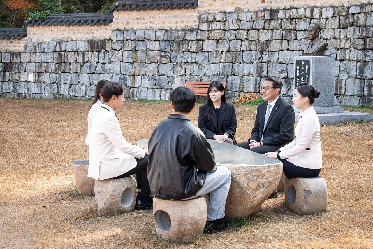 변창훈 총장이 대구한의대 삼성캠퍼스 한학촌에서 학생들과 대화하고 있다.