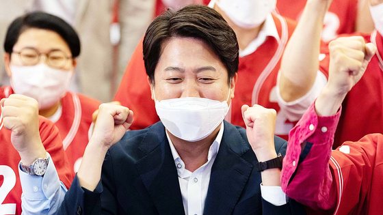 이준석 국민의힘 대표가 2022년 6월 1일 제8회 지방선거 출구조사 결과가 발표된 뒤 환호하고 있다. 김성룡기자