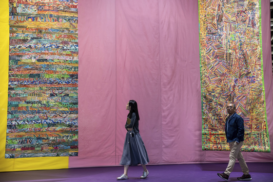 지난해 3월 아트 바젤 홍콩을 찾은 관람객들이 전시 작품을 관람하고 있다. AP=연합뉴스.