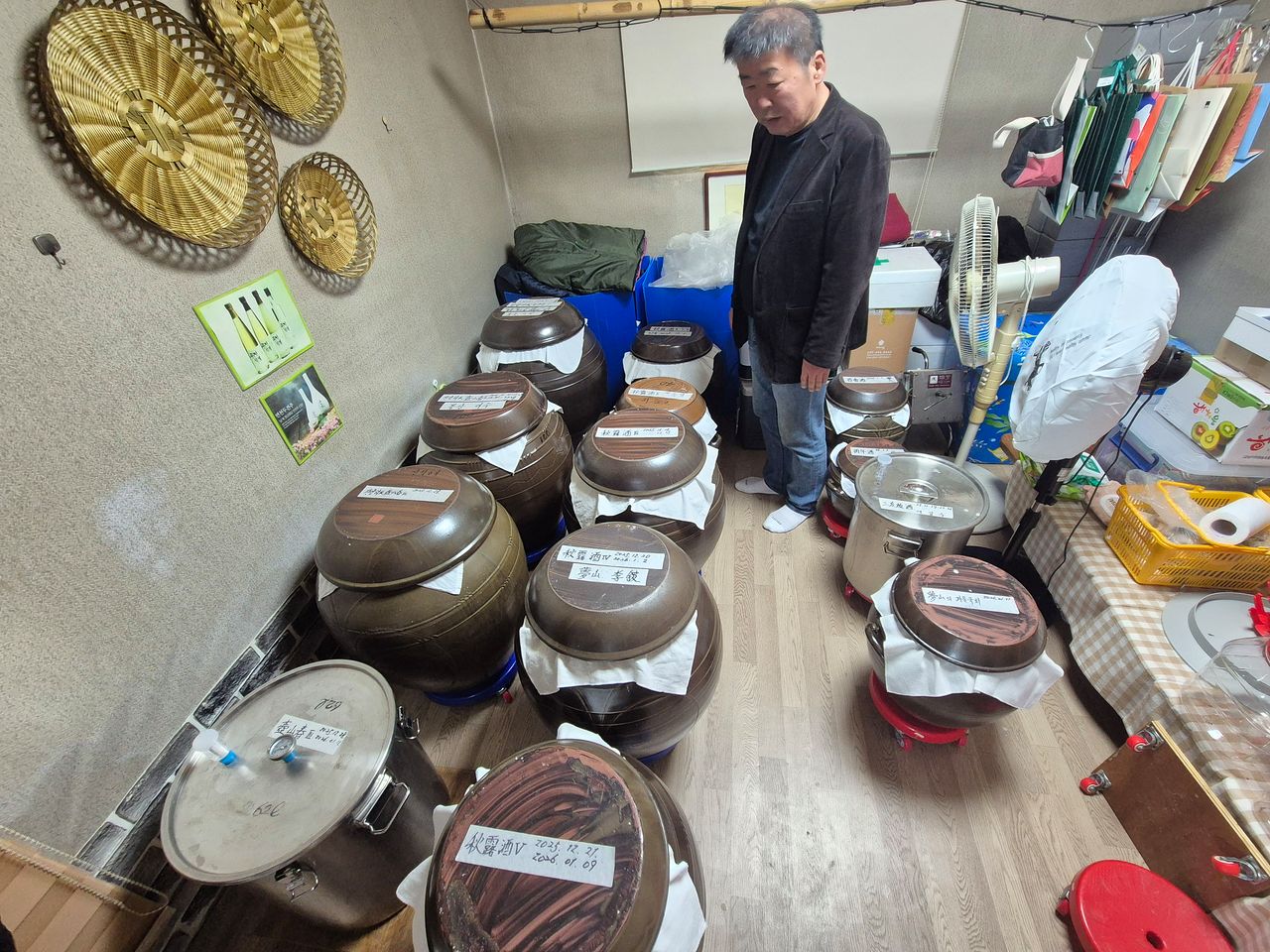 지난 13일 경남 창원시 의창구 북면의 한 발효숙성실에서 허승호 경상남도전통주보존회 회장이 복원 중인 추로주가 담긴 술독들이 놓여 있다. 추로주는 이순신 장군이 쓴 난중일기에 적힌 3가지 전통주 중 하나다. 안대훈 기자