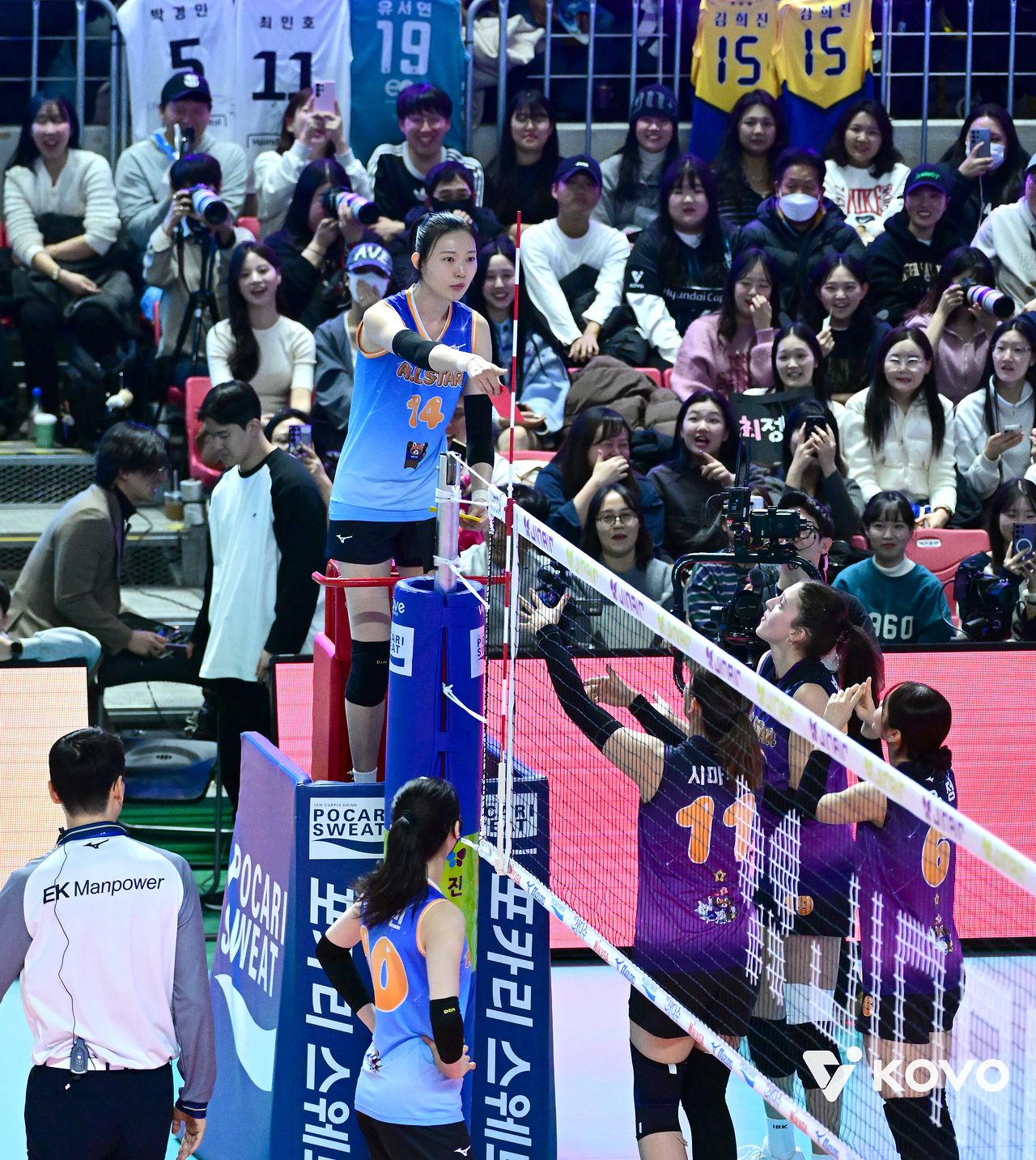 올스타전 도중 양효진이 주심 자리를 차지한 채 상대편 반칙을 지적하고 있다. [사진 KOVO]