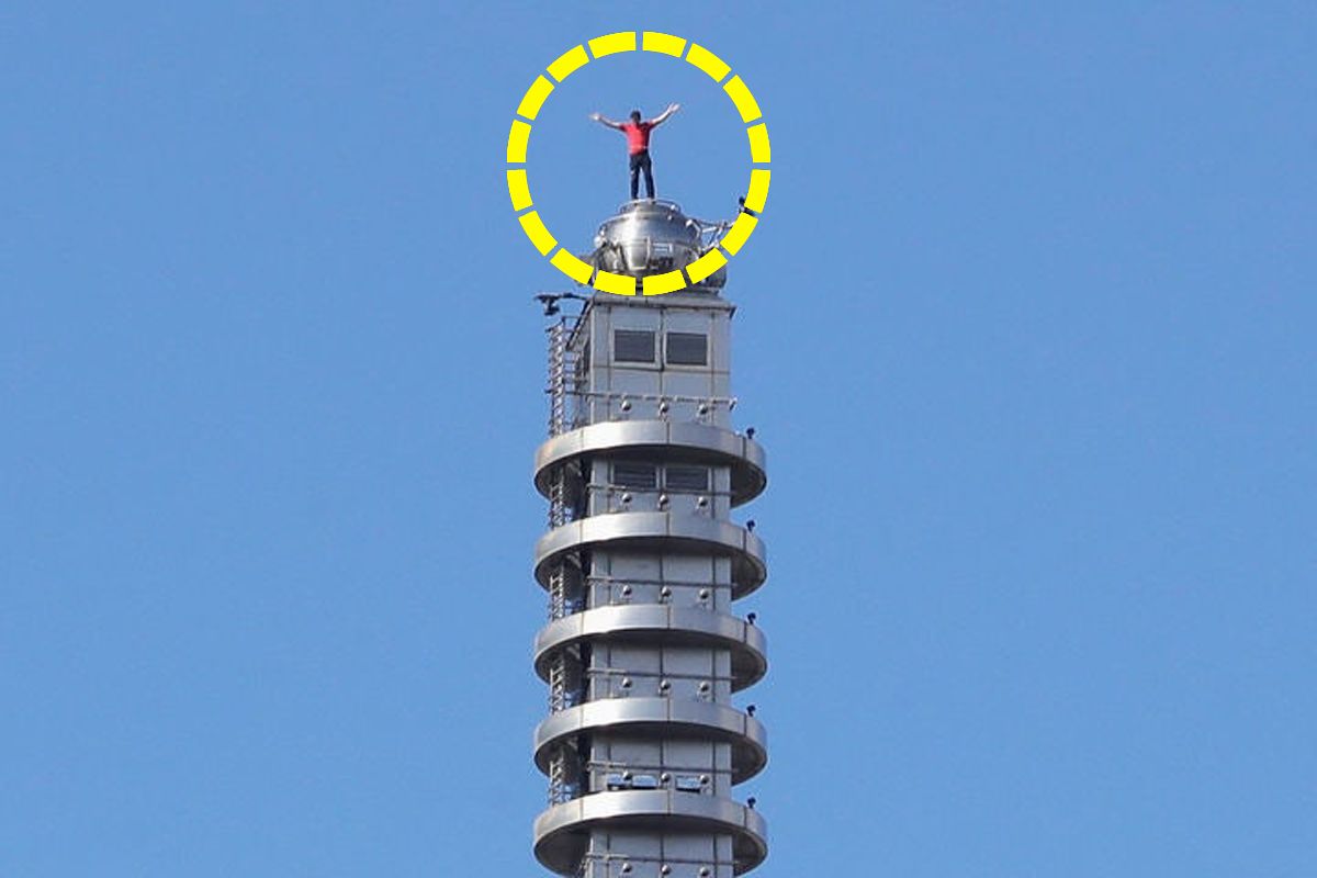 25일(현지시간) 미국의 암벽 등반가 알렉스 호놀드가 대만 타이베이의 초고층 빌딩 타이베이 101을 안전장비 없이 등반해 건물 꼭대기에 서 있다. AP=연합뉴스