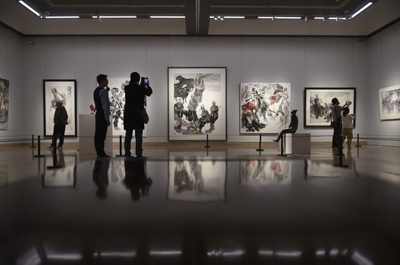 지난해 9월 중국 베이징 중국미술관에서 관람객들이 전시를 둘러보고 있다. 신화통신=연합뉴스