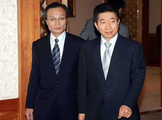 노무현 대통령과 이해찬 당시 국무총리가 2004년 청와대에서 국무회의 참석을 위해 회의실로 입장하는 모습 [중앙포토]