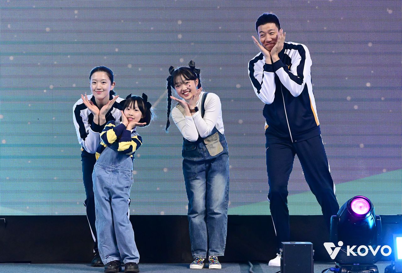 흥국생명 이다현, 어린이 팬들, 한국전력 신영석(왼쪽부터)이 테마곡 안무 콘테스트에서 앙증 맞은 안무를 선보였다. [사진 KOVO] 