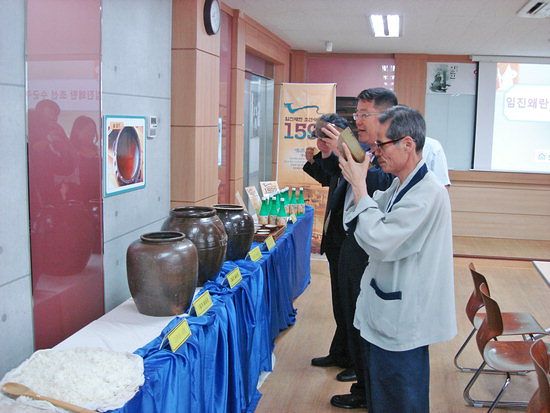 2010년 경남 창원에 있는 마산대학 막걸리연구센터에서 열린 일명 '이순신 막걸리'로 불린 '조선수군 주' 개발 보고회에서 참석자들이 시음하고 있다. 사진 경남도