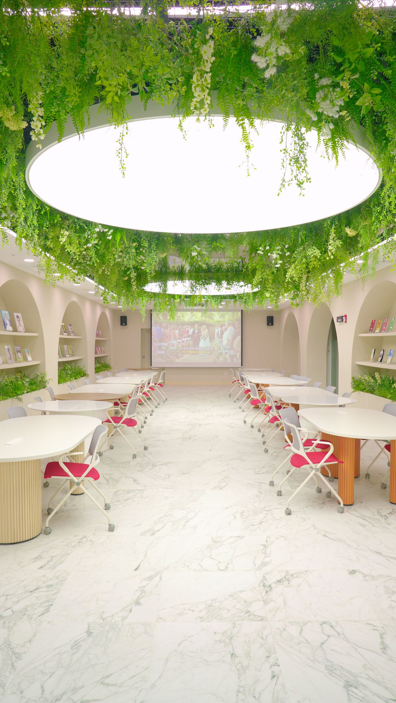 24일 문을 연 경북 구미시 구미역사 내 '스몰웨딩상담소' 이벤트홀 모습. 예식을 진행할 수 있는 메인홀이다. 사진 구미시