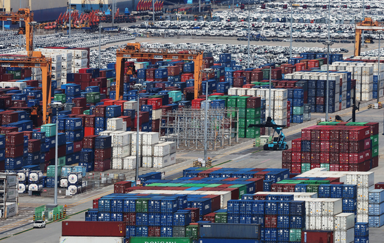 한국은행은 2026년 한국 경제 성장률이 1.8%일 것으로 전망했다. 사진은 지난해 8월 경기도 평택항에 컨테이너가 쌓여 있는 모습. 연합뉴스