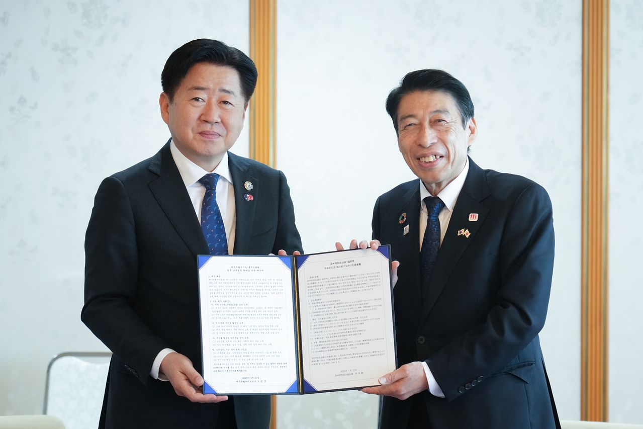 오영훈 제주지사(왼쪽)는 23일 후쿠오카현청을 공식 방문, 핫토리 세이타로(服部誠太郎) 후쿠오카현 지사와 환담을 했다. 사진 제주도