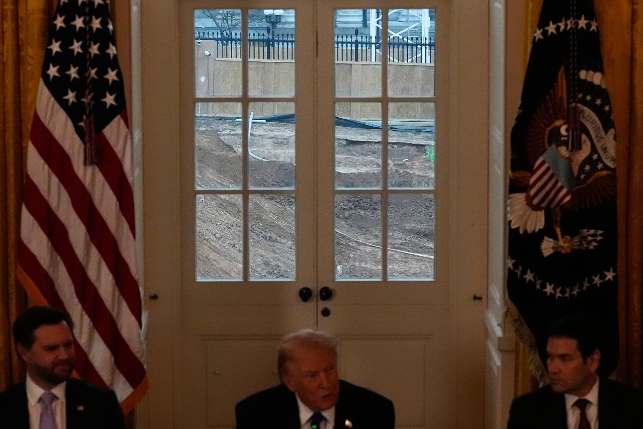 도널드 트럼프 미 대통령이 9일(현지시간) 백악관에서 발언하는 가운데 뒤편으로 철거된 동관 부지가 보인다. AP=연합뉴스