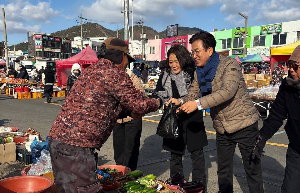 지난해 12월 24일 허태정 전 대전시장이 고향인 충남 예산을 찾아 전통시장에서 물건을 산 뒤 상인들과 인사하고 있다. [사진 허태정 페이스북]