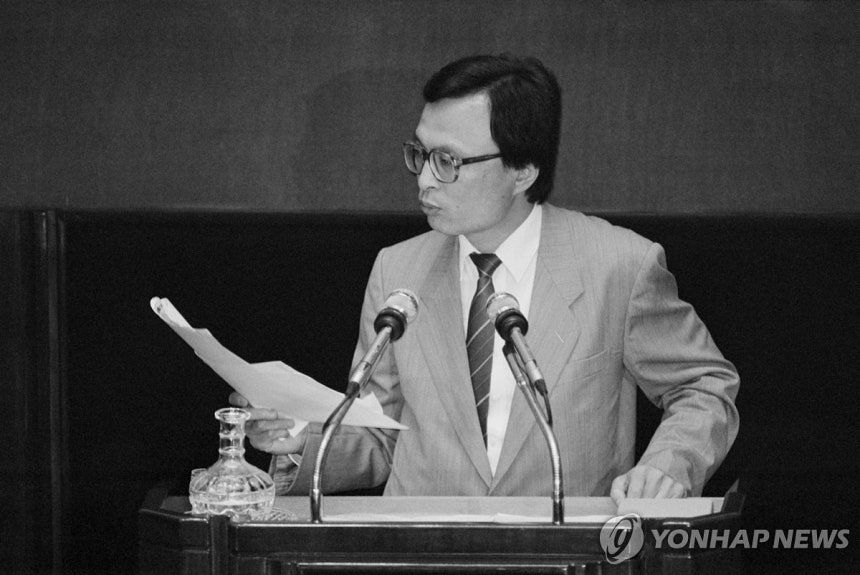 고인이 1990년 6월 당시 지낸 평화민주당 의원 시절 국회 본회의에서 대정부 질의를 펼치는 모습. 연합뉴스