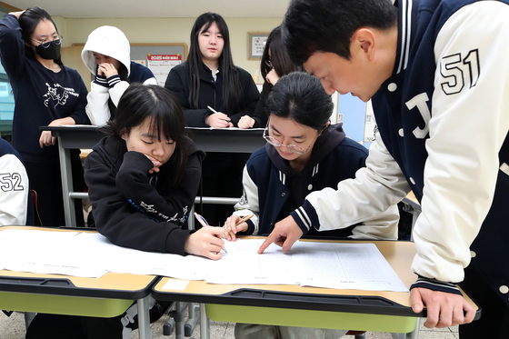 지난해 11월 대구 수성구 정화여고에서 고3 수험생들이 담임교사와 함께 전날 치른 2026학년도 대학수학능력시험 가채점을 하고 있다. 뉴스1