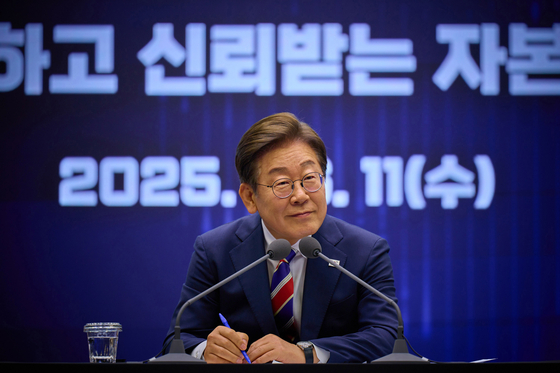 이재명 대통령이 지난해 6월 11일 서울 영등포구 한국거래소에서 열린 주식시장 불공정거래 근절을 위한 현장 간담회에서 참석자의 질문을 경청하고 있다. 사진 이재명 대통령 SNS