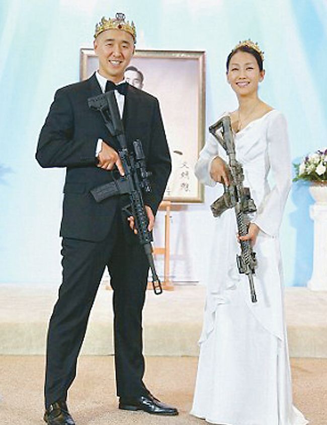 문선명 총재의 7남 문형진과 아내 이연아 씨가 소총을 들고 있다. 사진 문형진 페이스북