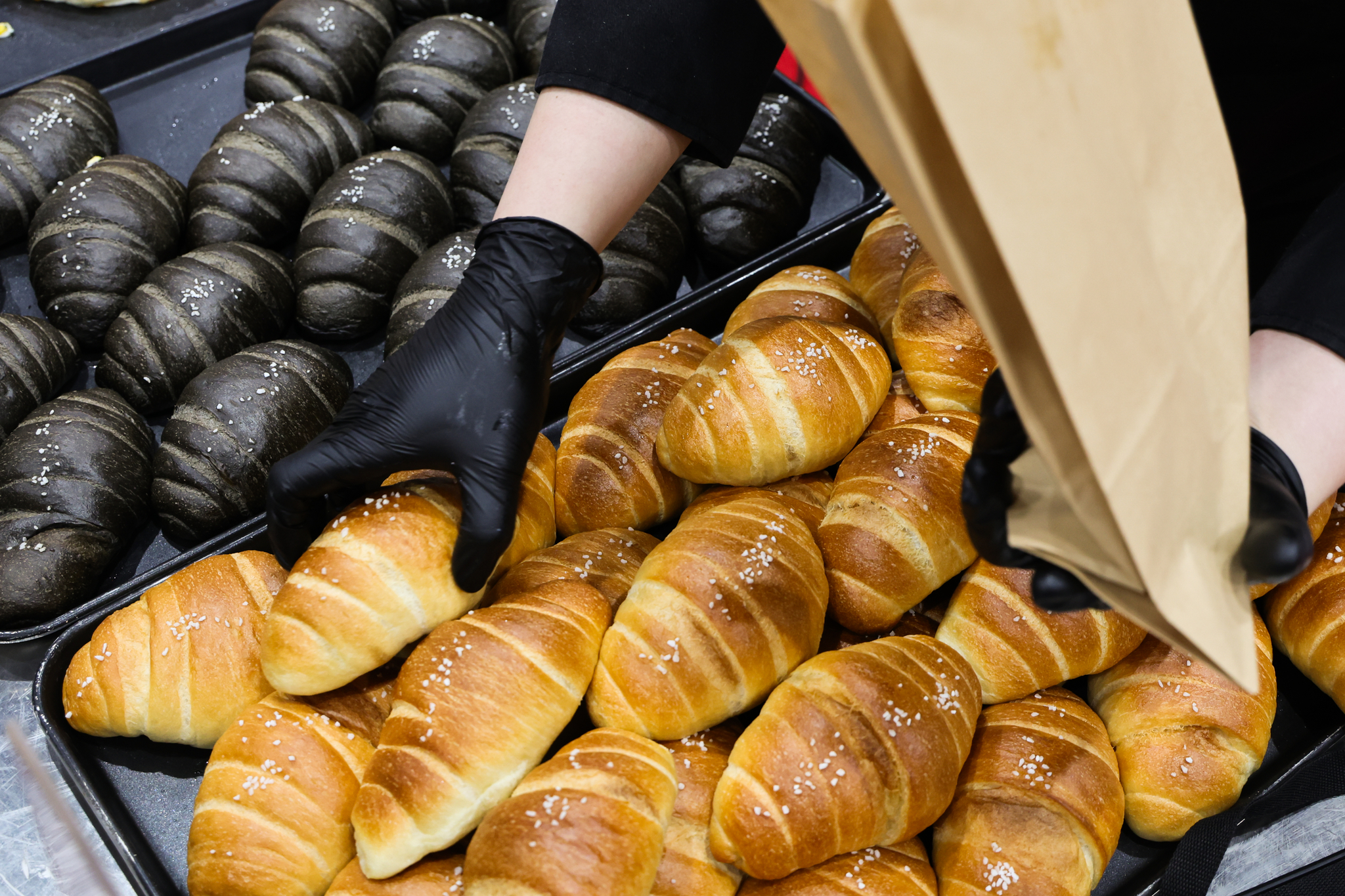 지난해 12월 11일 서울 강서구 코엑스마곡에서 열린 2025 서울카페&베이커리페어에서 참가업체가 빵을 포장하고 있다. 연합뉴스