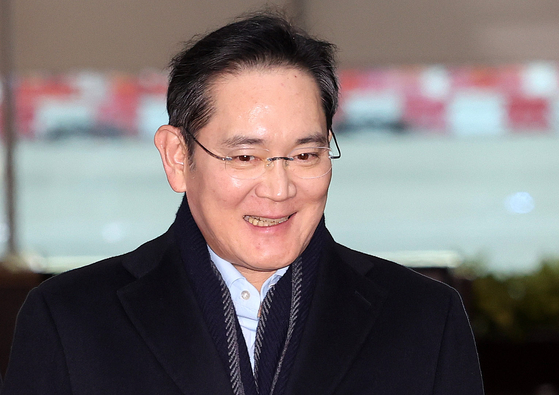 방중 경제사절단 일정을 마친 이재용 삼성전자 회장이 6일 오후 서울 강서구 김포 비즈니스 항공센터(SGBAC)를 통해 귀국하고 있다. 뉴스1
