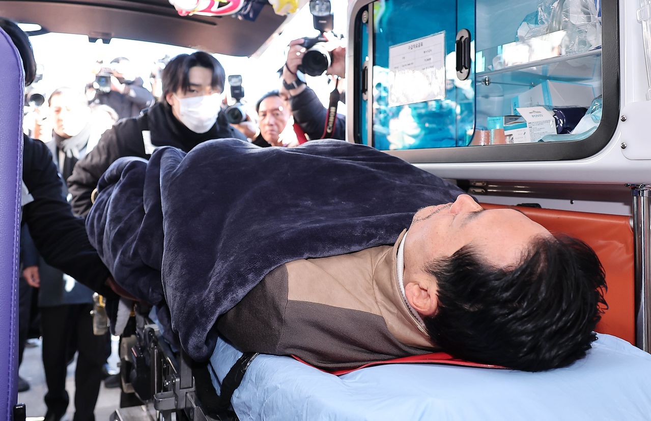 '통일교·공천헌금' 쌍특검법 수용을 촉구하며 단식을 시작한 장동혁 국민의힘 대표가 22일 서울 여의도 국회에서 단식 8일 만에 박근혜 전 대통령의 단식 중단 권고를 받아들여 병원으로 이송되고 있다. 뉴스1