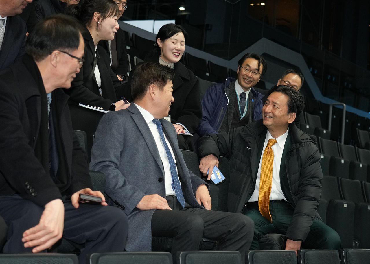 오영훈 제주지사를 중심으로 한 방문단은 야마구치 요시노리(山口祥義) 사가현 지사(오른쪽 아래)와 함께 8400석 규모의 다목적 체육·문화시설인 ‘사가(SAGA) 아레나’를 점검했다.사진 제주도