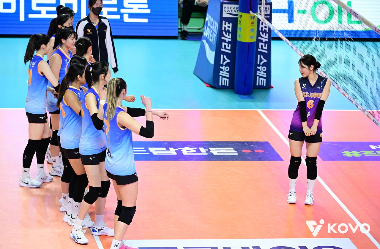 올스타전에서 여자부 선수들이 팬 서비스로 사전에 기획한 이벤트를 진행하고 있다. [사진 KOVO] 