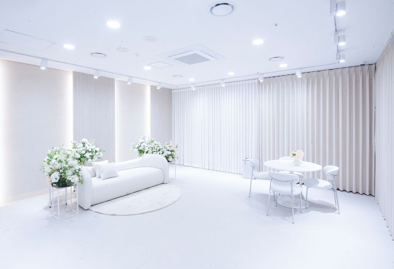 24일 문을 연 경북 구미시 구미역사 내 '스몰웨딩상담소' 신부대기실 모습. 사진 구미시