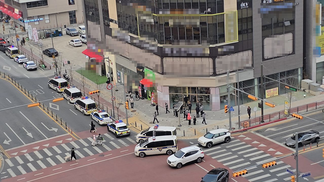 지난 23일 오후 대전시 유성구 상대동의 상가건물 1층에 위치한 금거래소에서 금 절도 사건이 발생하자 출동한 경찰이 현장을 조사하고 있다. [사진 독자]