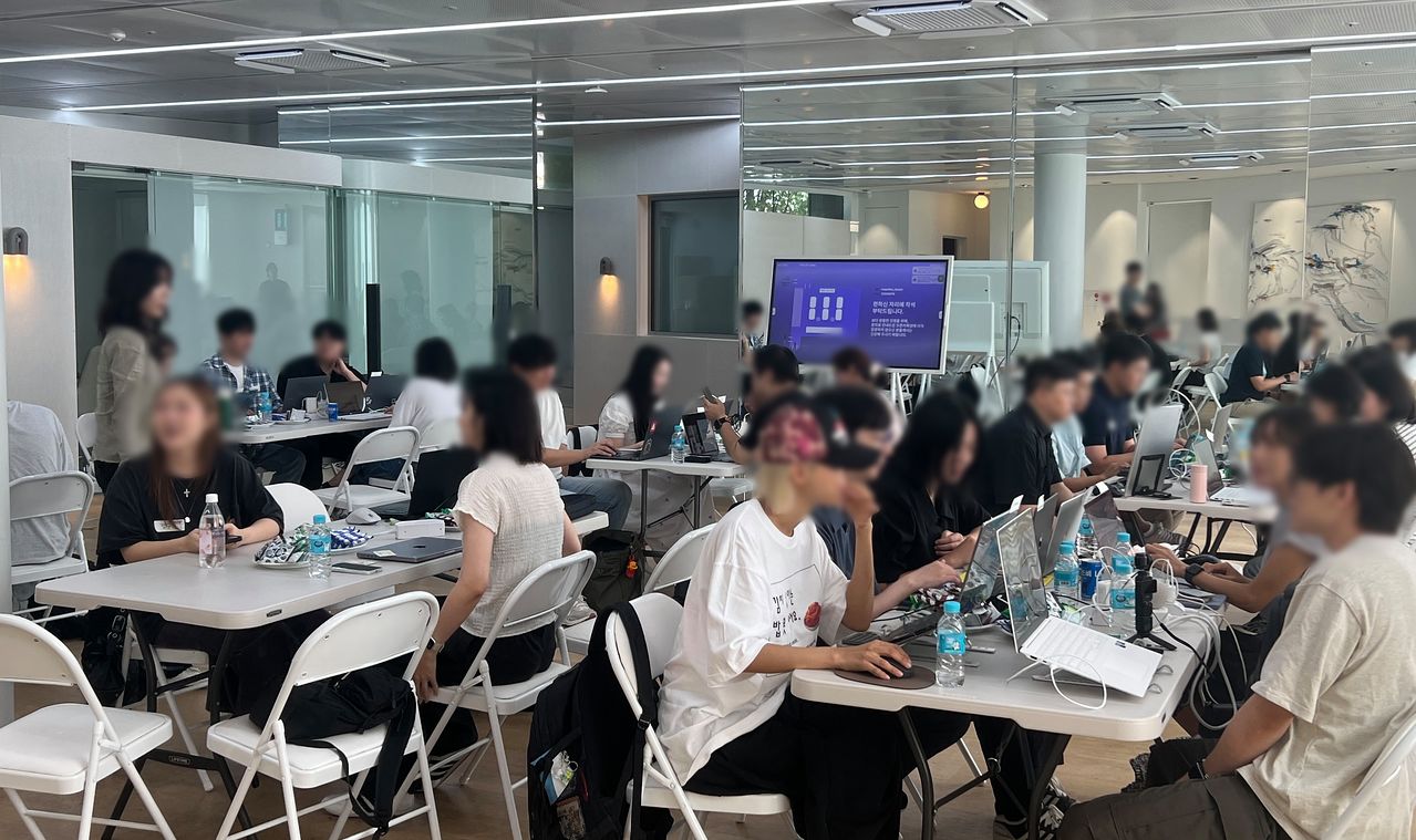 A2O엔터테인먼트가 지난해 8월 개최한 'AI 크리에이터 캠프' 현장. 참석자 30명은 A2O엔터 소속 걸그룹 에이투오메이(A2O MAY)의 IP를 활용한 AI 콘텐트를 제작하고, 각자의 AI 콘텐트에 대해 토론하는 시간을 가졌다. [사진 A2O엔터]